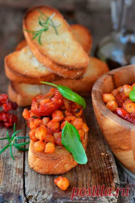Тост с нутом и помидорами (рецепт)
