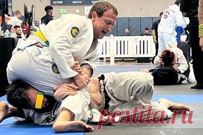 Марк Цукерберг бегает в бронежилете и дерется на ринге. Как миллиардер из гика превратился в Рэмбо?. Миллиардер с состоянием около 90 миллиардов долларов Марк Цукерберг уходит от образа домашнего интеллигентного парня и приобретает славу «дикого зверя» и опасного противника. Теперь основатель популярной социальной сети занимается спортивными единоборствами и поражает своей результативностью в военных играх.