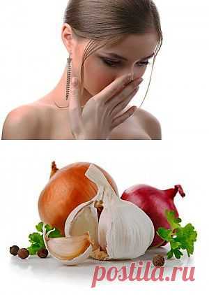 Как избавится от запаха чеснока изо рта |ырой чеснок известен как один из самых полезных продуктов питания. Противовирусные, противогрибковые, антибактериальные, обезболивающие свойства его уникальны. Это универсальный ингредиент множества кулинарных рецептов. Запах чеснока изо рта — проблема, с которой хоть раз сталкивались, наверное, абсолютно все.