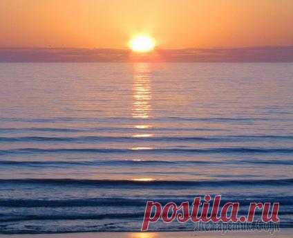 Величие природы.... Сегодня я проснулся раньше Солнца.

По спящей улице спустился к морю.

А море, как кисель, застывший в блюдце,

Дремало тихо на земном просторе.

Зеркальная поверхность отражала

Безоблачное небо голубое,

И тишина как будто ожидала,

Когда проснётся Солнце золотое!