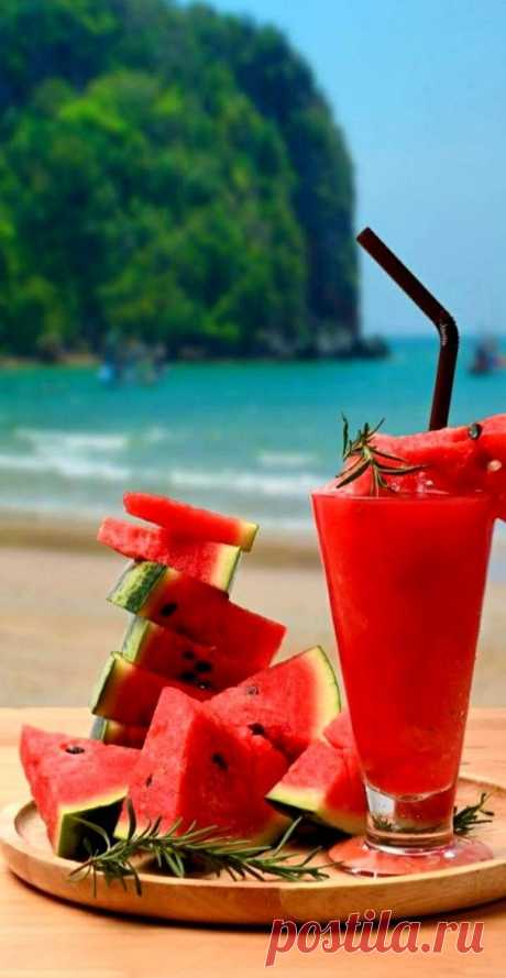 Сочный арбуз ассоциируется с летом...