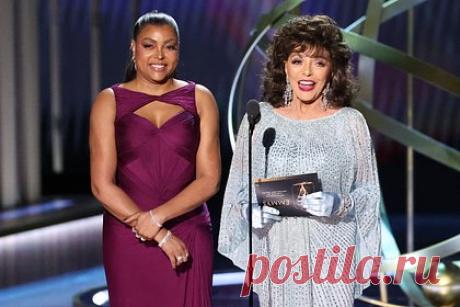 В сети восхитились моложавой внешностью 90-летней актрисы на «Эмми». Британская актриса, продюсер и писательница Джоан Коллинз посетила церемонию вручения премии «Эмми» и восхитила пользователей сети моложавой внешностью. 90-летняя звезда пришла на указанное мероприятие в бледно-голубом макси-платье, украшенном блестками. Также она надела оперные перчатки в тон наряду.