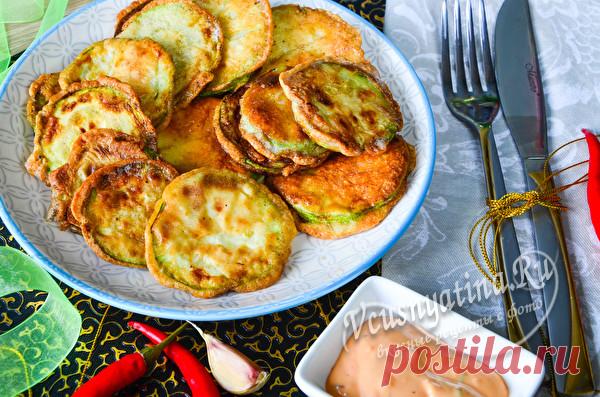 Кабачки в кляре на сковороде с чесноком, рецепт с фото Кабачки, жареные на сковороде в кляре с чесноком - вкусная, пикантная закуска, которая довольно легко готовится. Стоит лишь знать несколько секретов и нюансов, о которых поведает рецепт с пошаговыми фото и подробным описанием.