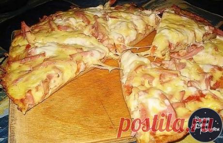 ПИЦЦА МОМЕНТАЛЬНАЯ

ИНГРЕДИЕНТЫ:
 4 ст.л. сметаны
 4 ст.л. майонеза
 2 яйца
 9 ст.л. муки(без горки)
ПРИГОТОВЛЕНИЕ:
1. Тесто получается жидкое, как сметана, его вылить на сковороду и уже сверху положить любую начинку(колбаса, яйца, оливки, помидоры и др.). 
2. Залить майонезом, и сверху толстый слой сыра. Очень рекомендую толстый слой сыра.
3. Ставим сковороду на плиту, буквально на несколько минут, огонь большой не делайте. Сковороду сразу накрыть крышкой, как только сыр ...