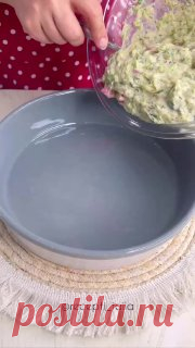 ЯжеХозяйка «Кабачковая запеканка» —просто и вкусно!

Ингредиенты:

-Кабачки 3 шт. (900 гр.).
-Помидоры 3 шт. (1 в запеканку и 2 для украшения).
-Яйца 3 шт.
-Соль по вкусу.
-Специи.
-Сметана 5 ст.л.
-Мука 5 ст.л.
-Зелень.
-Чеснок 3 зубчика.
-Сыр по вкусу.

1. Кабачки натираем на крупной тёрке, добавляем соль и оставляем на 10 минут. Выжимаем сок и добавляем все остальные ингредиенты. 

2. Готовую массу выкладываем в форму, смазанную маслом, посыпаем сыром, украшаем помидора...