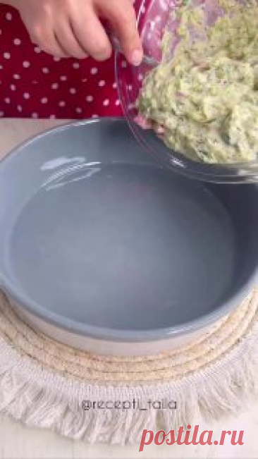 ЯжеХозяйка «Кабачковая запеканка» —просто и вкусно!

Ингредиенты:

-Кабачки 3 шт. (900 гр.).
-Помидоры 3 шт. (1 в запеканку и 2 для украшения).
-Яйца 3 шт.
-Соль по вкусу.
-Специи.
-Сметана 5 ст.л.
-Мука 5 ст.л.
-Зелень.
-Чеснок 3 зубчика.
-Сыр по вкусу.

1. Кабачки натираем на крупной тёрке, добавляем соль и оставляем на 10 минут. Выжимаем сок и добавляем все остальные ингредиенты. 

2. Готовую массу выкладываем в форму, смазанную маслом, посыпаем сыром, украшаем помидора...