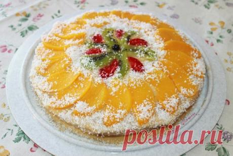 ПОСТНЫЙ ФРУКТОВЫЙ ТОРТ. Фото-рецепт Анны Мищенко 
Ингредиенты для теста: 
225 гр. муки 
1 ч.л. лож. соды (или 2 ч.л. разрыхлителя) 
175 гр. сахара 
6 ст.лож. раст.масла без запаха 
150 мл. воды+100мл. сока (у меня персик+яблоко) 

Крем-мусс: 
2 стак. сока 
2-3 стол.лож. манной крупы 
2 стол.лож. сахара 
1 чайн.лож. крахмала (опционально) 

Для пропитки: 
сок и абрикосовый джем 

Для прослойки и украшения: 
консервированные и свежие фрукты, кокосовая стружка 

1. Муку с сод...