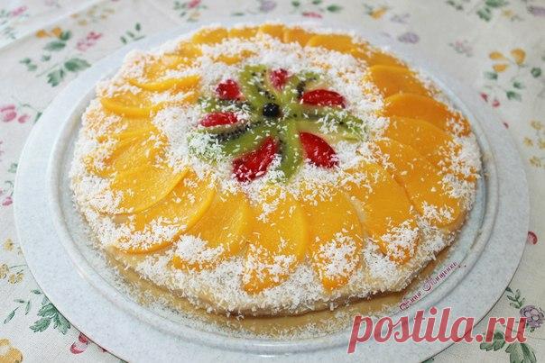 ПОСТНЫЙ ФРУКТОВЫЙ ТОРТ. Фото-рецепт Анны Мищенко 
Ингредиенты для теста: 
225 гр. муки 
1 ч.л. лож. соды (или 2 ч.л. разрыхлителя) 
175 гр. сахара 
6 ст.лож. раст.масла без запаха 
150 мл. воды+100мл. сока (у меня персик+яблоко) 

Крем-мусс: 
2 стак. сока 
2-3 стол.лож. манной крупы 
2 стол.лож. сахара 
1 чайн.лож. крахмала (опционально) 

Для пропитки: 
сок и абрикосовый джем 

Для прослойки и украшения: 
консервированные и свежие фрукты, кокосовая стружка 

1. Муку с сод...