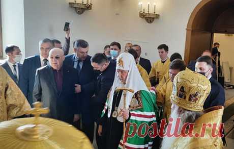 Патриарх Кирилл прибыл в Орел позже плана из-за непогоды. Предстоятеля встретили митрополит Орловский и Болховский Тихон (Доровских), губернатор Орловской области Андрей Клычков, местное духовенство и прихожане