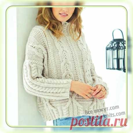 СТИЛЬНЫЙ, СВОБОДНЫЙ ДЖЕМПЕР ИЗ ОБЪЁМНОЙ ПРЯЖИ С ВЫСОКИМ ВОРОТНИКОМ.
Косы на фоне изнаночных петель, резинка и жгуты переходящие в ромбы - поистине неповторимое сочетание.