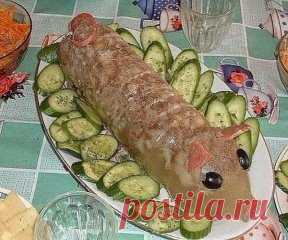 Холодец из бутылки 
Сварить мясо, как обычно для холодца, посолив, поперчив, в горячий бульон, по желанию, добавить чеснок, как остынет, процедить.
Возьмите пластиковую бутылку с широким горлышком. Мелко нарежьте мясо или пропустите через мясорубку.
Заложите мясо в бутылку и залейте бульон через воронку.
Закройте бутылку крышкой и уберите в холодильник. 
Когда заливное застынет, аккуратно разрежьте бутылку на две части и выложите холодец на блюдо. 
Сделайте уши из варeной колбасы, слегка надр