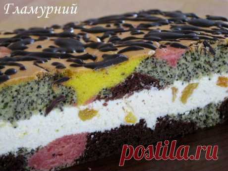 Пляцок ГЛАМУРНИЙ Інгредієнти:Ф-24*36 Корж: 10 білків 5 жовтків 1,5 скл. цукру 1,5 скл. борошна 1 п. порошку до печива 1 скл. олії крім того для І-1 ст. л какао ІІ-5 жовтків,1 ст.л борошна ІІІ-5 ст.л маку сухого ІV-1 пач.червоного кисілю Крем: 300 г масла 0,5 б сирої згущонки 300 г домашнього сиру 200 г кураги 1 п. ван. цукру. Корж: Білки добре збити з цукром,додати жовтки,борошно з порошком,олію.Поділити тісто на 4 частини,до кожної додати окремі інгредієнти. Форму для випічки застелити пергамен