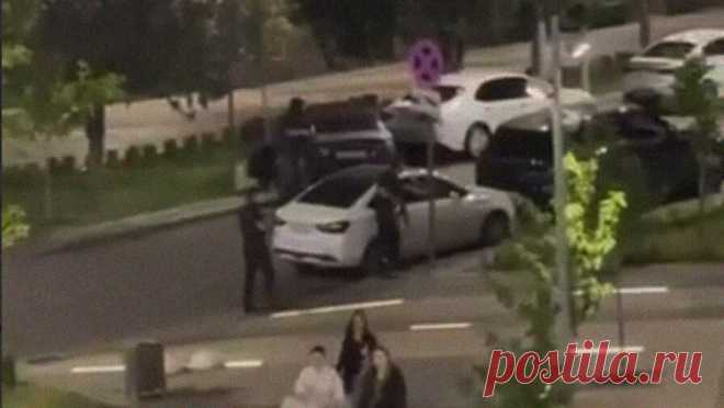 Полиция сняла оцепление в центре Махачкалы. Полиция сняла оцепление, выставленное в центре Махачкалы на Университетской площади. Об этом сообщает ТАСС. Агентство ссылается на находящегося на месте событий собственного корреспондента. Кроме того, информацию подтвердили в МВД ...