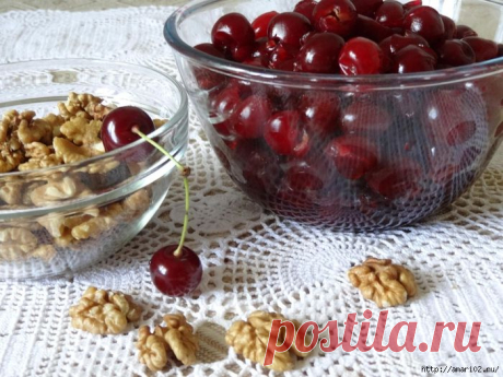 Ягодное желе с орешками.