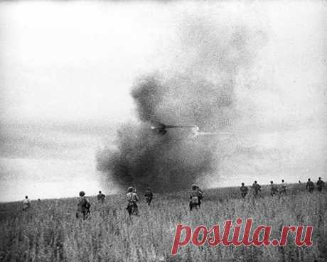 Для срыва наступления и разгрома ударной группировки врага командование Воронежского фронта предприняло 12 июля контрудар, вылившийся в Прохоровское танковое сражение, являющееся одним из самых крупных встречных танковых сражений Второй мировой войны. С обеих сторон в нем принимали участие до 1200 танков и штурмовых орудий. /  День разгрома немецко-фашистских войск в Курской битве - РИА Новости, 23.08.2018