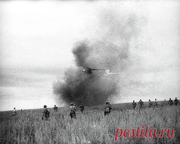 Для срыва наступления и разгрома ударной группировки врага командование Воронежского фронта предприняло 12 июля контрудар, вылившийся в Прохоровское танковое сражение, являющееся одним из самых крупных встречных танковых сражений Второй мировой войны. С обеих сторон в нем принимали участие до 1200 танков и штурмовых орудий. /  День разгрома немецко-фашистских войск в Курской битве - РИА Новости, 23.08.2018