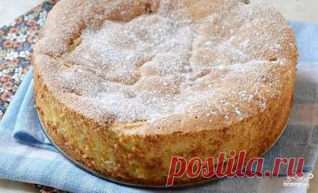 Воздушная шарлотка Перед вами рецепт необыкновенно вкусной и невероятно воздушной шарлотки. Казалось бы, простое сочетание муки и яиц, сдобренное яблоками, а в результате выходит потрясающий эффект. Яблочный пирог, кото…
