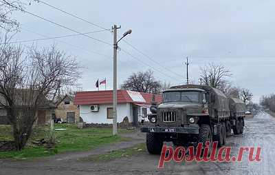 Вологодский губернатор передал российским военным в ДНР 20 тонн гуманитарной помощи. В состав груза вошли теплогенераторы, печи-буржуйки, оргтехника, провода, компьютеры, рации, а также продукты