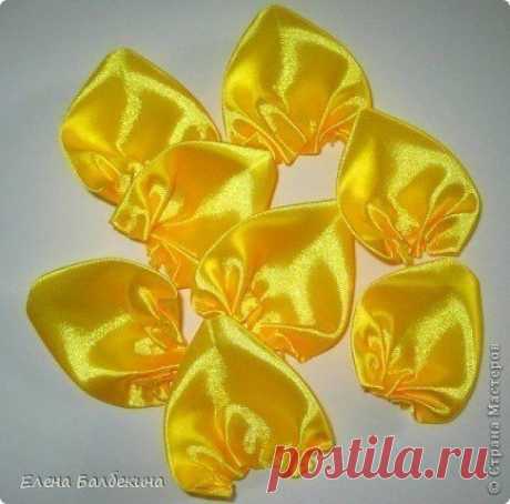 Яркая роза из лент