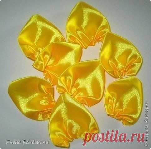 Яркая роза из лент