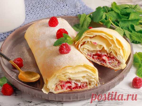 Штрудель с малиной из теста фило — рецепт с фото Десерт идеален на вкус - он не приторный, ароматный и не сочный. Основа из фило пропекается отлично, становится хрустящей, ломкой, а начинка - влажной и аппетитной. Чтобы сок от малины не пропитывал тесто и не затекал на противень, обязательно добавляйте в начинку либо вафельную крошку, либо панировочные сухари.