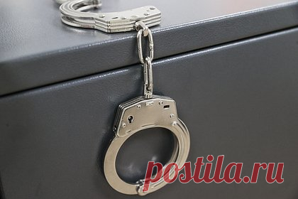 Россиянин показал в СИЗО тату с символикой АУЕ и попал под суд. В Хакасии суд рассмотрит дело 30-летнего местного жителя, показавшего арестованным татуировки с символикой запрещенного в России экстремистского движения «Арестантское уголовное единство» (АУЕ). В ноябре 2023 года мужчина попал в СИЗО из-за дела о вымогательстве. Там он показывал сокамерникам экстремистские тату.