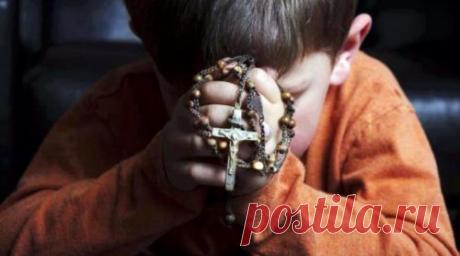 Чудодійна молитва "Сім хрестів" - захист від усіх бід «Сім хрестів» - найвідоміша молитва-оберіг. І найбільш доступний із способів попросити Всевишнього про захист, заступництво.

Коли треба молитися?

1. Якщо в сім'ї починаються сварки, розбіжності.

2. У вас поганий настрій, постійна тривога.

3. Члени сім'ї стали частіше хворіти.

Нерідко