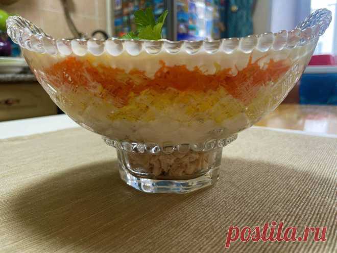 Сочная морковь и нежнейшая куриная грудка. Слоеный салат в хрустальной вазочке «Нежность»  - это не просто красивое блюдо, а настоящее украшение праздничного стола на любом застолье. Нежное куриное филе, дополненное сочными овощами и сладкой морковью, делает этот салат идеальным блюдом для завтрака, который легко готовить - вам понадобится всего 10 минут. Ингредиенты: 2 куриные грудки; 1 кг моркови; 2 луковицы; 4 яйца; 150 г твердого сыра; майонез; соль; черный молотый перец. Способ приготовле…