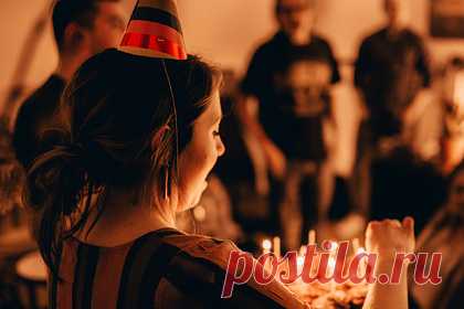 Женщина рассказала правду подруге и испортила ее праздник. Пользовательница сайта Reddit под ником ThrowawayTherapy05 поделилась историей о том, как испортила праздник подруге. Женщина не смогла спокойно смотреть на то, как Кейт (Kate) плачет в свой день рождения, и рассказала ей правду: близкие решили устроить для нее вечеринку-сюрприз.