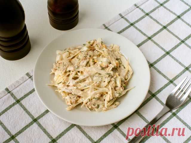 Салат с тунцом и сыром — быстрый салат из самых простых ингредиентов.