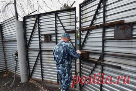 Россиянина приговорили к 10 годам колонии за расправу 34-летней давности. В Москве суд приговорил 52-летнего мужчину к 10 годам колонии строгого режима за расправу над 13-летним подростком, которую он совершил в 1989 году в столице. Его признали виновным по статье 102 УК РСФСР. Осужденный решил украсть из чужой квартиры иностранный видеомагнитофон.