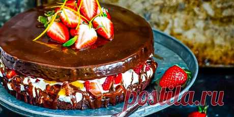 ШОКОЛАДНЫЙ ТОРТ С КЛУБНИКОЙ И АПЕЛЬСИНАМИ