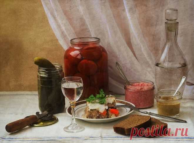 Служащий допустил незначительную промашку в работе.. Начальник заметил это и набросился на подчиненного. При этом он распекал его во всеуслышание, от души.
Но подчиненный прервал шефа, поставив его в тупик, такой фразой:
- Я работаю у вас на полставки и поэтому прошу кричать на меня вполголоса.

Выпьем же за нашу безошибочную работу.