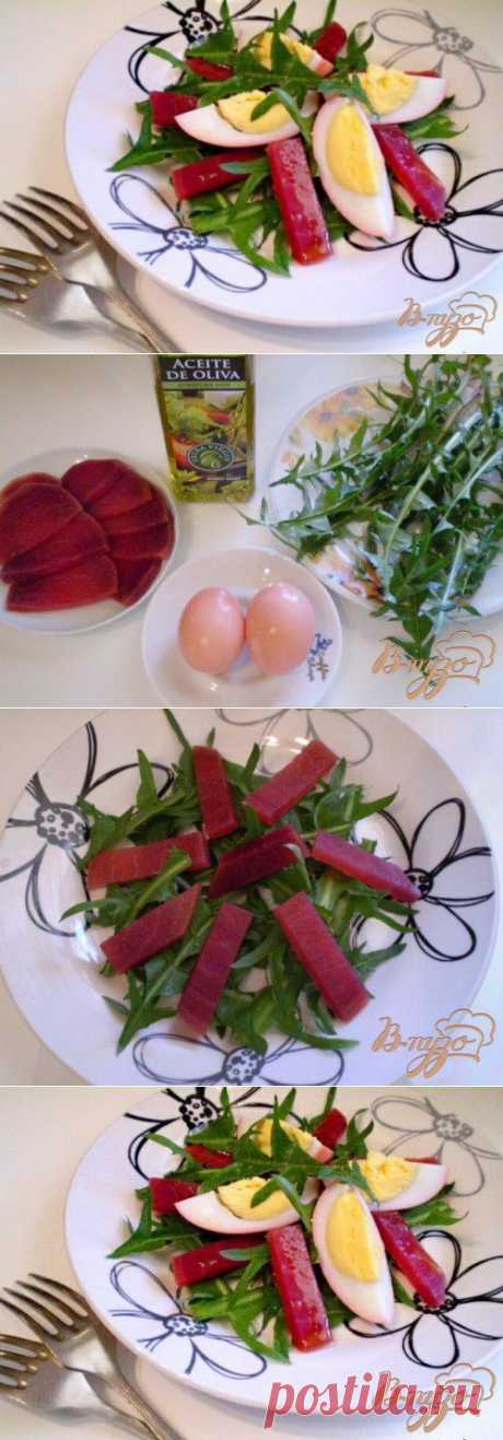 Салат из маринованных яиц, свеклы и листьев одуванчика