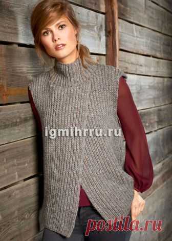 Серая теплая безрукавка с высоким воротником. Вязание спицами