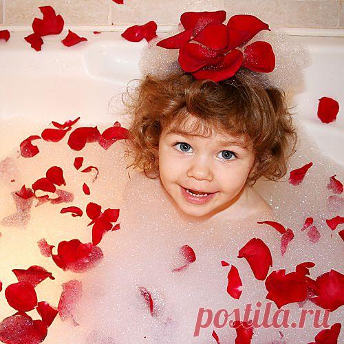 Морская соль оказывает регенерирующее и стимулирующее действие на кожу, активизирует обменные процессы, обогащает кожу микро и макроэлементами, повышает ее эластичность. Эфирное масло сандала интенсивно увлажняет, восстанавливает эластичность кожного покрова, омолаживает, оживляет, освежает и тонизирует кожу.