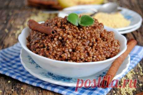 Пшенная каша с бананом и какао. 
Оригинальный рецепт вкуснейшего завтрака из пшена, бананов, какао с добавлением сахара и корицы.
