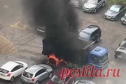 Полыхающий во дворе многоэтажки в Москве грузовик сняли на видео