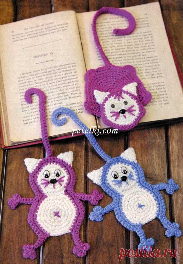 PAS DE SCHEMA - L'Atelier de Jojo Chats signets à crochet. Bookmarks Longueur: 20 cm Vous aurez besoin: les restes de fils de fleurs blanches, bleu et violet, crochet № 2,5, les yeux et le nez en plastique. Densité à tricoter: 28 mx 32 rangs = 10 x 10 cm Chat avec griffes Corps: fil blanc...