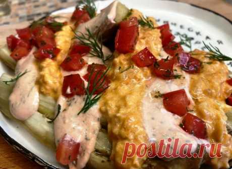 Рецепт для ленивых. Готовим баклажаны с двумя видами соусов. Вкусно, как в ресторане - Книга рецептов от шеф-повара ресторана «Марио» Олега Назарова (Москва). - Для приготовления баклажанов с двумя соусами нам понадобится: 1 баклажан 2 крупных помидора 1 луковица 4 зубчика чеснока 100 мл воды 100 мл сливок 20% 50 г сливочного масла 2 веточки мяты 3 веточки базилика Оливковое масло Соль, перец Баклажаны нарезаем кружочками 2-3 см толщиной и обжариваем со всех сторон на сковороде с антипригарным…