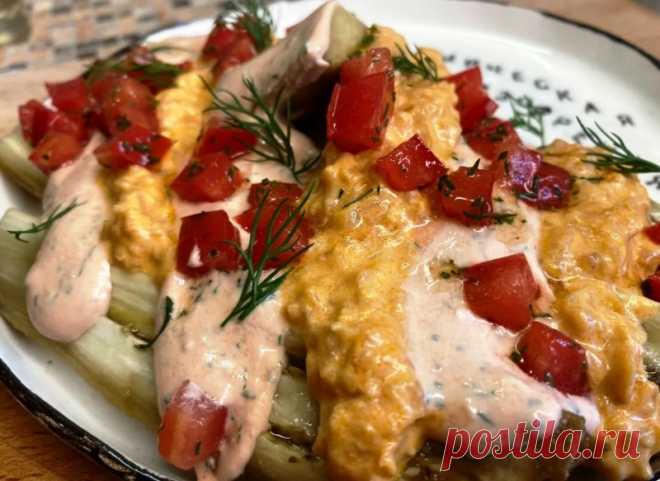 Рецепт для ленивых. Готовим баклажаны с двумя видами соусов. Вкусно, как в ресторане - Книга рецептов от шеф-повара ресторана «Марио» Олега Назарова (Москва). - Для приготовления баклажанов с двумя соусами нам понадобится: 1 баклажан 2 крупных помидора 1 луковица 4 зубчика чеснока 100 мл воды 100 мл сливок 20% 50 г сливочного масла 2 веточки мяты 3 веточки базилика Оливковое масло Соль, перец Баклажаны нарезаем кружочками 2-3 см толщиной и обжариваем со всех сторон на сковороде с антипригарным…