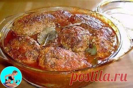 Ленивые пп-голубцы без риса и яиц-очень полезно сытно и нереально вкусно!
на 100грамм - 105.37 ккал
Б/Ж/У - 8.48/6.43/3.55
Ингредиенты:
Фарш куриный 500-600 г
Капуста 400 г
Сметана 15% 200 г
Лук репчатый 1-2 головки
Лист лавровый 2 шт.
Паста томатная 2 ст.л.
Масло оливковое
Перец черный горошком
Соль, перец черный молотый
Приготовление:
1) Натереть на мелкой терке капусту (кочан должен быть очень плотным), смешать ее с прокрученным луком и мясом, сдобрить солью и черным пе...