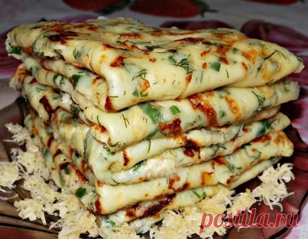 Сырные блины – это один из самых простых и в то же время популярных рецептов среди всех любителей данного блюда.

Ингредиенты:

молоко — 1,5 стакана
яйцо — 2 шт.
мука — 1 стакан
сыр — 150 гр.
соль — 1 ч. л.
сахар — 1 ч. л.
разрыхлитель — 1 ч. л.
растительное масло — 2 ст. л.
укроп — по вкусу.

Приготовление:

Смешать теплое молоко с сахаром, солью и яйцами.
Добавить просеянную муку с разрыхлителем.
Сыр натереть на мелкой терке, добавить в жидкую массу.
Затем добавить мелко...