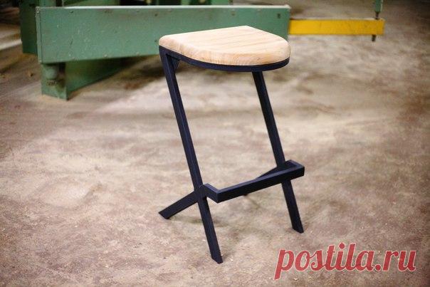 Вот такие необычные стулья для Бара мы сегодня делаем
Крышка дуб, каркас проф труба.