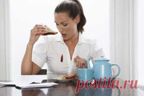 Вывести старые жирные пятна можно простыми подручными средствами.
Конечно же старые жирные пятна на вещах можно вывести специальными чистящими средствами, которые сегодня в огромном количестве предложены нам разнымипроизводителями. Однако, не менее эффективно и э…