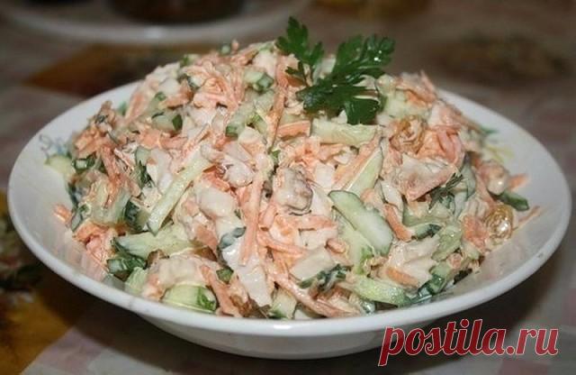 ЗАМЕЧАТЕЛЬНЫЙ САЛАТ  На всех праздниках уходит «на ура» ! Главное точно соблюдать рецепт.
 
Ингредиенты:
 
● 200 г сыра
● 300 г ветчины
● 150 г морковь по-корейски
● 1 свежий огурец
● 2 яйца
● майонез
 
Приготовление:  
 
Сыр натрите на терке. Ветчину порежьте тонкой соломкой.Огурец натрите на терке, слейте образовавшуюся жидкость.Яйца отварите вкрутую. На блюдо выкладываем салат в следующей последовательности, каждый слой смазывая майонезом:
1-й слой - измельченный сыр
2-...