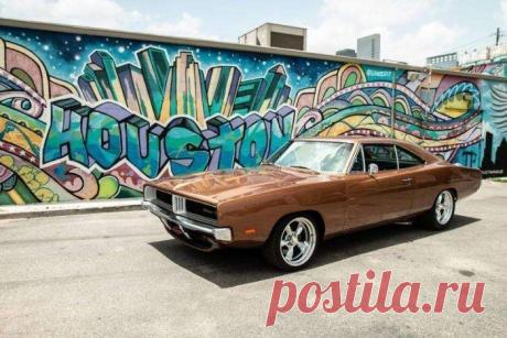 Классический Dodge Charger с современным двигателем от Hellcat . Тут забавно !!!