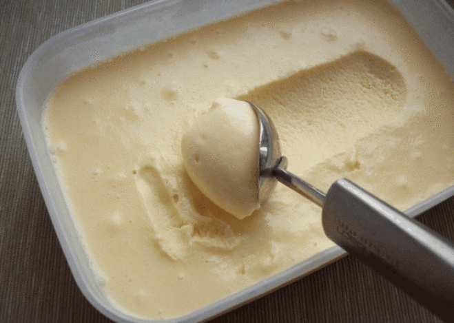 Домашнее мороженое, вкус советского пломбира.
Ингредиенты:
– 2 стакана сахара 
– 1 литр молока
– 100 гр сливочного масла
– 1 ч. ложка крахмала 
– 5 яичных желтков
Приготовление:
1. Сливочное масло опускаем в подогретое молоко и доводим его до кипения. 
2. В другой емкости соединяем сахар, крахмал и желтки, перемешиваем и растираем все до однородной массы. После чего добавляем сюда немного молока, в результате должна получиться масса по консистенции как жидкая сметана.
3. Тем временем молоко за
