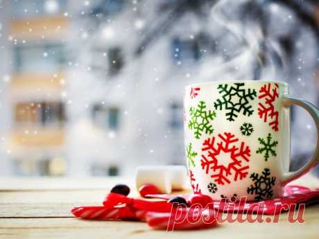 Давай, душа, давай
Проникнем за ограду,
Там розовый трамвай
Бежит по снегопаду.

В кофейне за углом
Поджаривают зерна,
И лестницы излом
Пропах напитком черным.

Верни, верни, верни
Звезда, мое светило
И считанные дни
Которых не хватило.

Под шорох мандолин,
Играющих на елке,
Очистим мандарин
И снимем книгу с полки.



Юнна Мориц