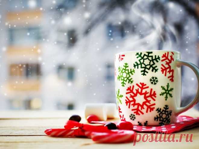 Давай, душа, давай
Проникнем за ограду,
Там розовый трамвай
Бежит по снегопаду.

В кофейне за углом
Поджаривают зерна,
И лестницы излом
Пропах напитком черным.

Верни, верни, верни
Звезда, мое светило
И считанные дни
Которых не хватило.

Под шорох мандолин,
Играющих на елке,
Очистим мандарин
И снимем книгу с полки.



Юнна Мориц